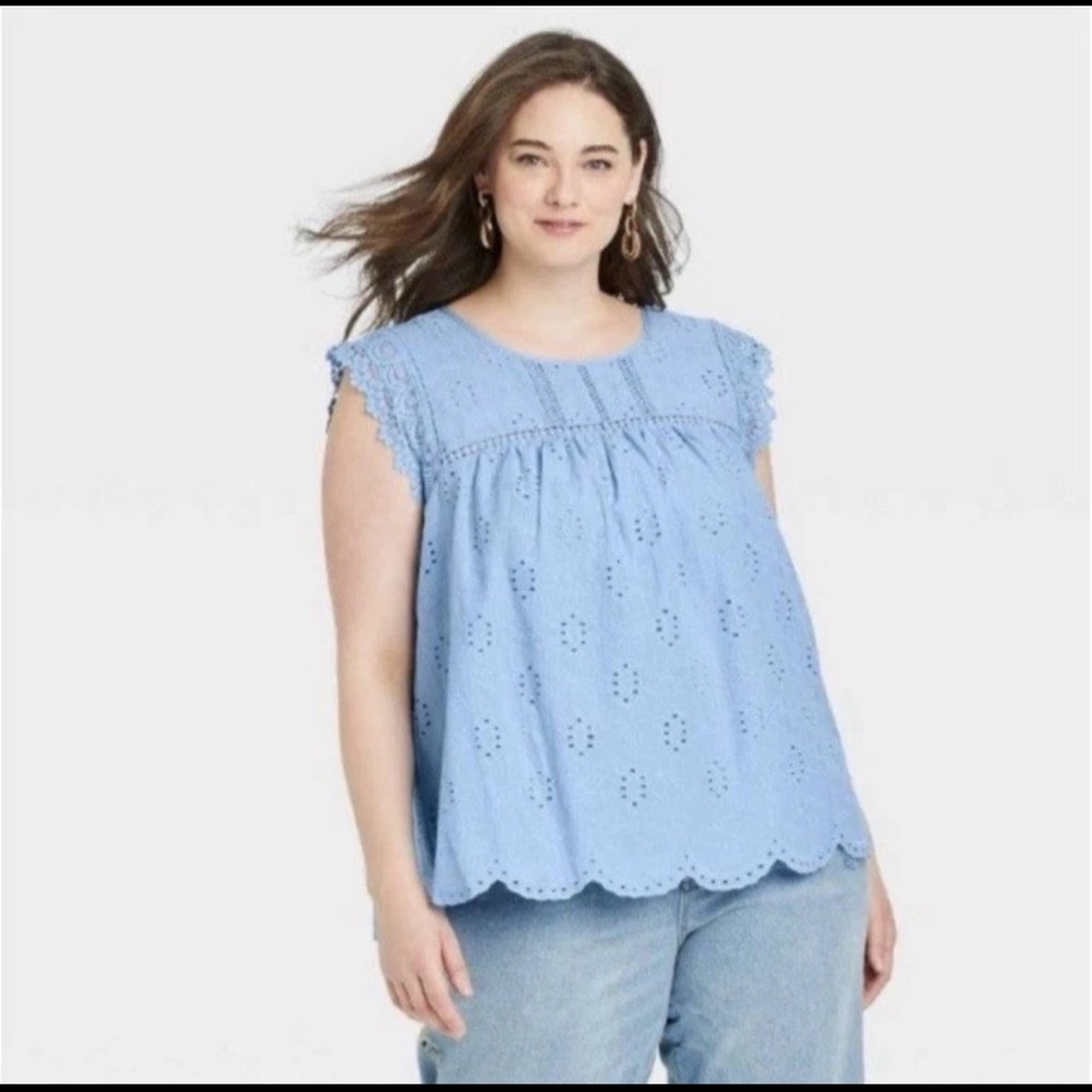 Knox Rose NWOT sky blue eyelet, cap sleeve. embroidered blouse, scallop hem